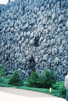 06-Parliament-Senate-garden-stalactitewall1