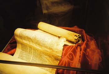 09-LiberecSynagogue-burnedTorah