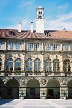 12-Nelahozeves-courtyard