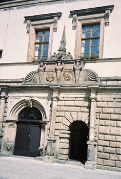 12-Nelahozeves-entrance